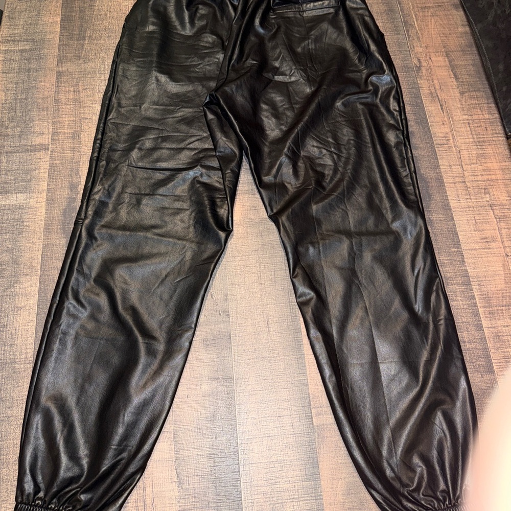 HUE Women’s faux leather jogger